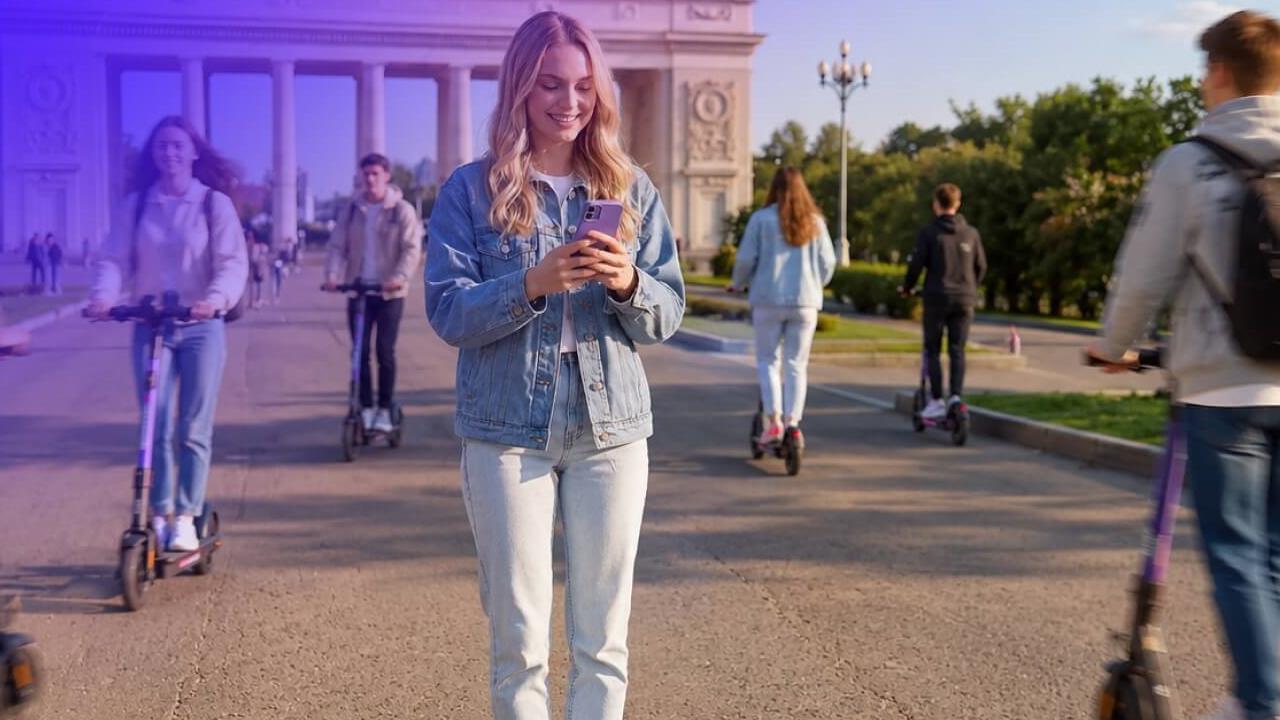 Официальный визуал MAX с телефоном и самокатами для сервиса общественного контроля