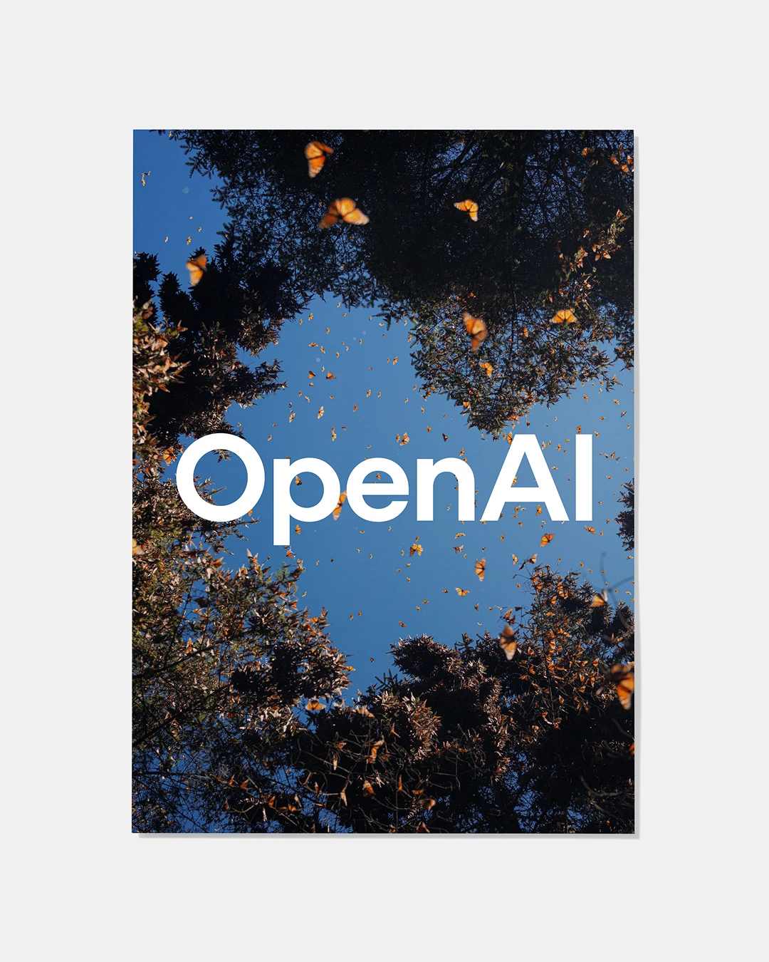 Брендовый визуал OpenAI на фоне неба и деревьев